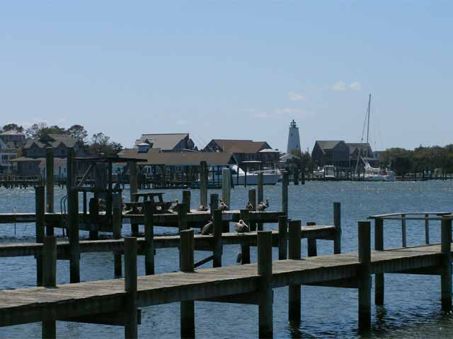 2008-04-16_Ocracoke_village_lighthouse